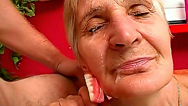 Mature granny fuck in her shaved puss