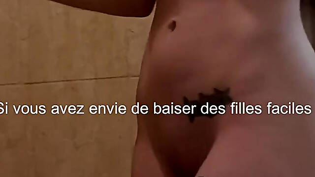 Lulu nue en train de se baigner et de montrer ses nichons et sa chatte