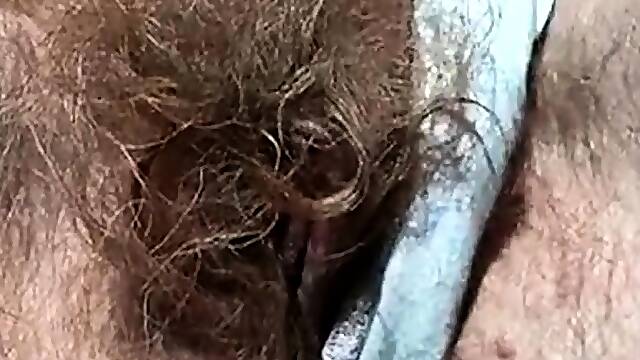 Die dreckige haarige Falte einer deutschen Frau