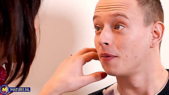 Sexy mature brunette Asha Heart enjoys anal fucking and squirts