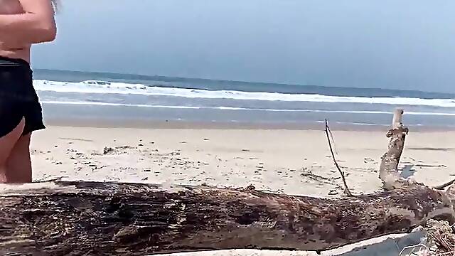 A woman from the beach makes me ejaculate in front of everybody...