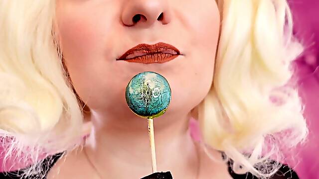 ASMR clip: lipstick, mesh gloves and sugar-plum