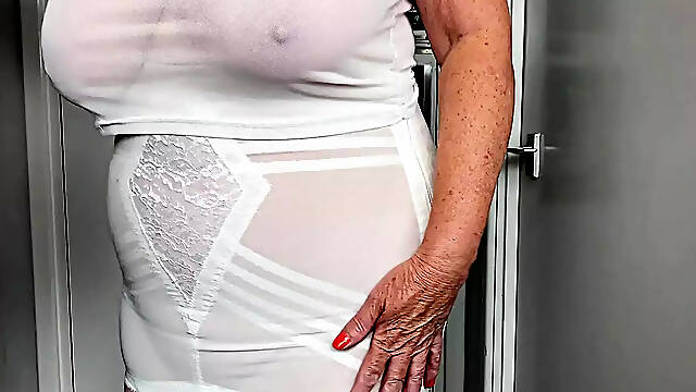 Mrs Mature Feet stripping for you