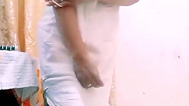 Filipino MILF Feeling Horny While Trying Out Her New Nightwear